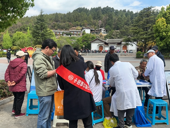 　　上图为丽江市分行联合瀚康肿瘤医院开展双服务宣传，市民在享受免费问诊服务的同时，同步学习支付安全