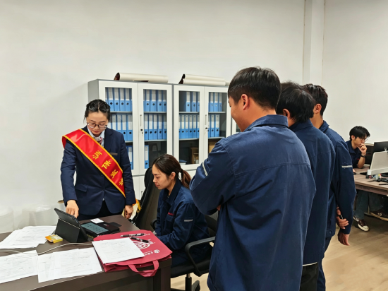 上图为昆明市官渡支行走进代发薪单位开展金融教育宣传活动