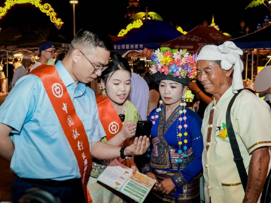创新推出非遗代表性传承人和金融教育宣传员边走边唱+金融流动宣讲沉浸式巡游