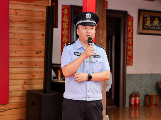 “消保护航全链条”风险防控授课现场，联动勐海县公安局民警提示反诈相关风险