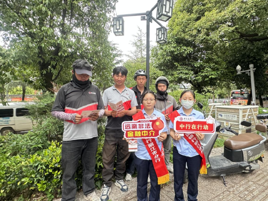 图2：聚焦快递骑手，开展金融宣传