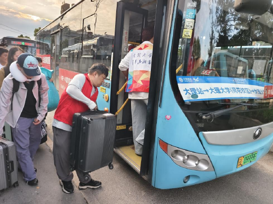 志愿者为新生提供服务（2026年8月28日摄）