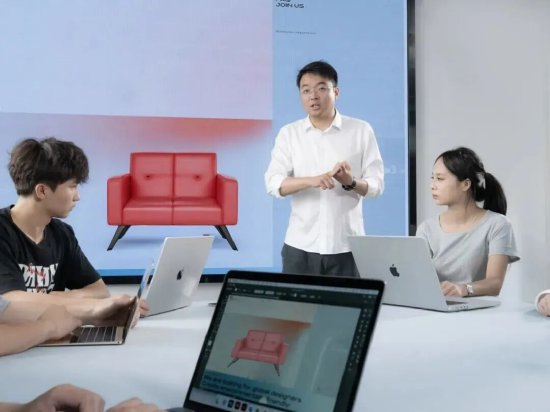 云南工商学院教师陈世光在授课