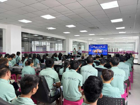 金融教育宣传周启动会分会场，德宏分行向缅籍务工人员开展金融宣教服务。