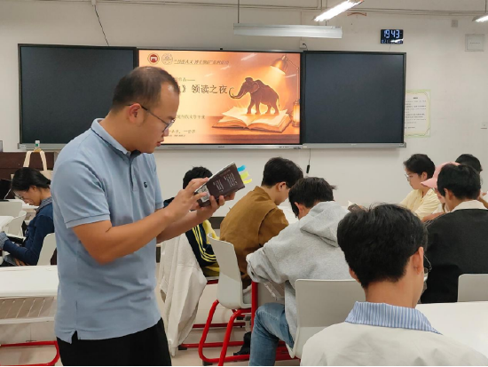 图注：“博士领读”之“遇见《猛犸象》”读书会，由北京大学文学博士张信云领读