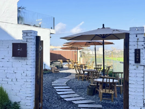 听湖旅居村一角