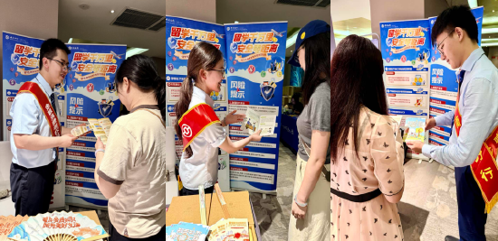 （宣讲人员在面向留学家庭客户开展一对一专属咨询宣教）