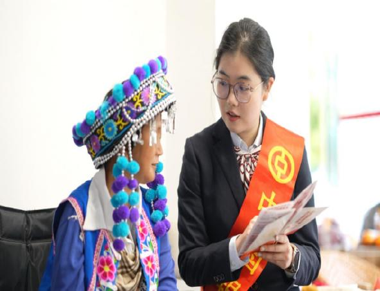 金融宣传员为残疾绣娘一对一讲解防范电信诈骗知识