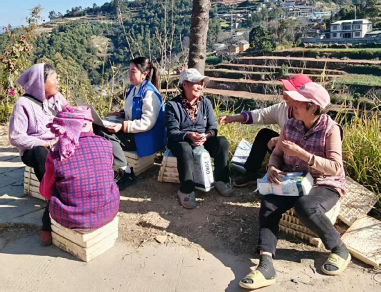 云南移动工作人员为茶农办理业务（2026年2月26日摄）。