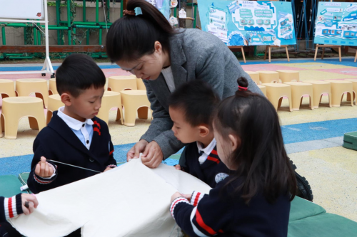 图:教师指导幼儿开展项目《刺绣》