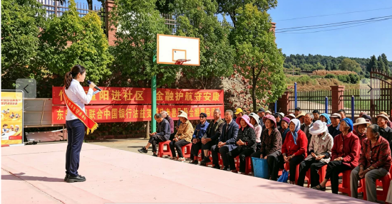 图为活动现场中行工作人员现场宣讲