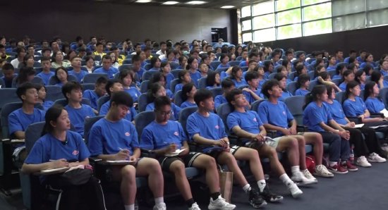 同学们在同济大学聆听教授讲座