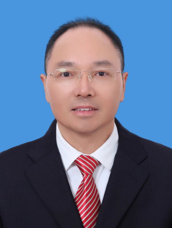宣读关于王锡元先生职务任命的决定:上午10:00,为明教育ceo周猛先生