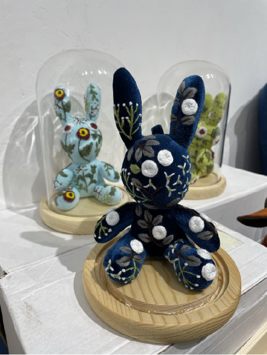 撮合潮玩闯新圈建设银行黔东南州分行新金融赋能苗绣企业拓展国际市场