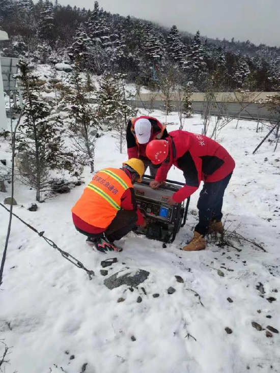 工作人员启动应急发电设备为基站供电（2026年3月25日摄）