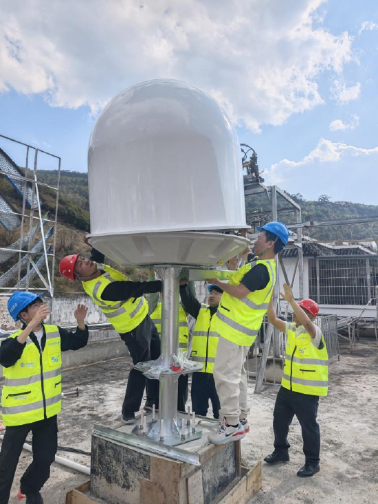 工作人员安装超级基站卫星室外天线。（2026年3月31日摄）。