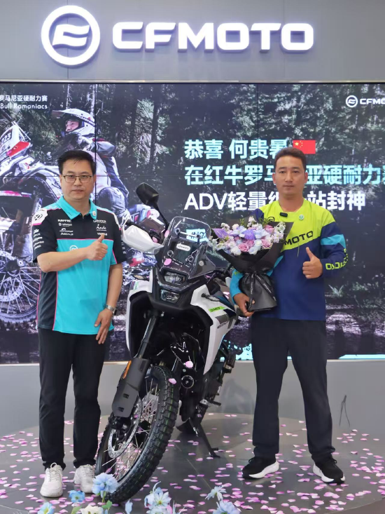 春风动力向何贵暑赠送一辆全新的450MT战车