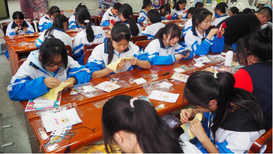 多彩贵州苗绣文化交流体验活动在贵阳市第十二中学举办