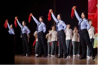 灿阳启新追光而行辽宁省女子监狱开展罪犯改造灿阳之路季度展演活动