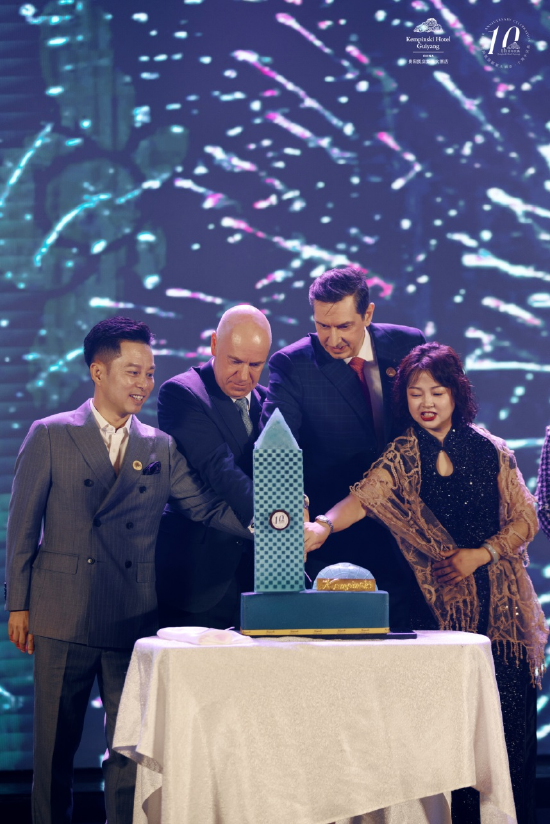 从左至右:酒店业主代表邱小明先生,酒店总经理gerhard先生,凯宾斯基