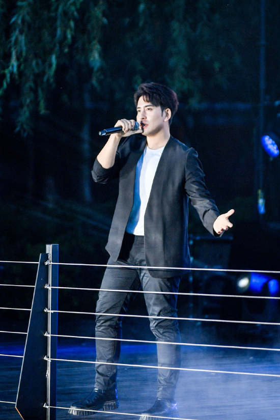 流行乐歌手扎西顿珠现场演绎