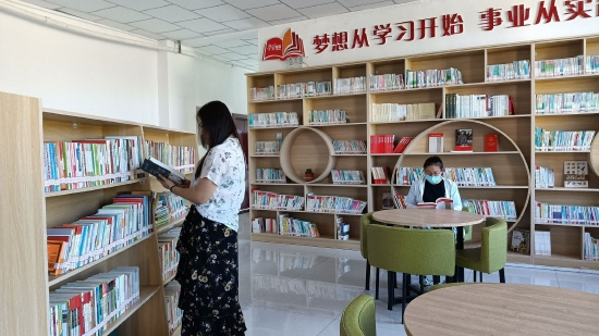 农家书屋,一进门一股书香味扑鼻而来,只见书架上摆满了各式各样的书籍