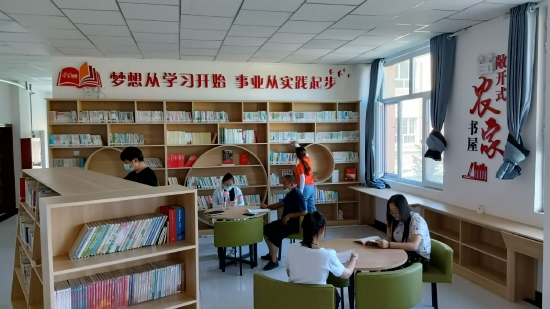 吉木萨尔县庆阳湖乡"敞开式"农家书屋 让村民乐享阅读生活_城市频道