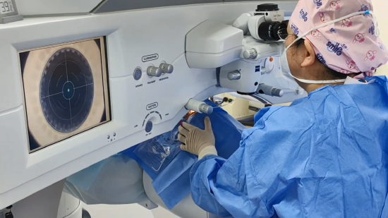 杨阳院长正在为近视患者行全飞秒近视手术