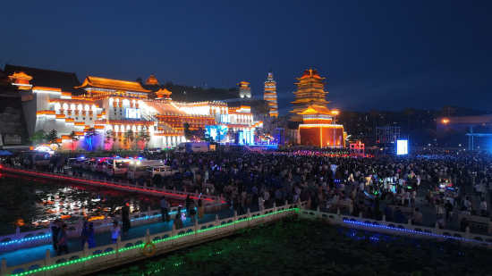 6月24日晚,"惊喜凌海音乐节"在辽西九华山风景区激情上演,音乐节群星