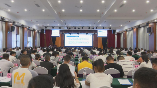 （图为紫云自治县第五次全国经济普查单位清查业务培训现场）