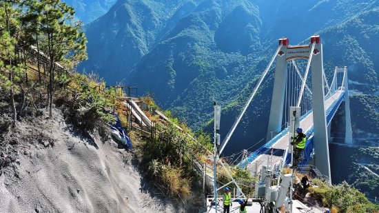云南移动在丽香铁路虎跳峡金沙江铁路大桥开展基站建设