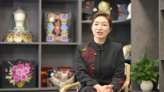 全国乡村工匠名师 国家级非遗代表性项目彝族服饰省级代表性传承人丁兰英，讲述彝绣技艺的奋斗故事，拍摄人：段雅芳
