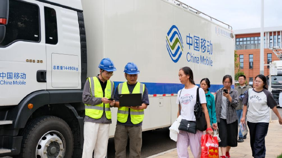 工作人员在云南大学呈贡校区开展网络保障（2026年8月27日摄）