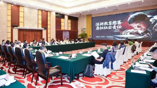 云南省慈善事业发展座谈会上，云南工商学院执行校长李孝轩作交流发言