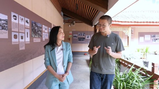 丽江锁具收藏家尹志（右）介绍本次展览的内容及意义。（丽江融媒记者 杨国辉 摄）