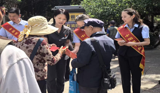 图为红河州分行联合红河州中级人民法院走进蒙自法治广场宣传