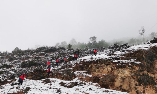 工作人员在雪地中前行（2026年3月25日摄）