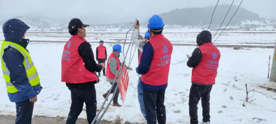 工作人员在排查受损通信线路（2026年3月25日摄）