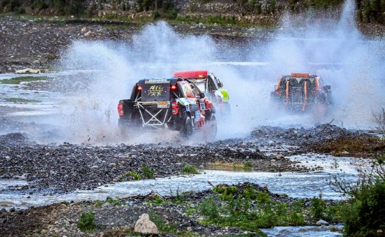 东川泥石流越野