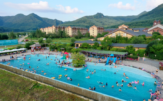 航拍花溪沐无边泳池