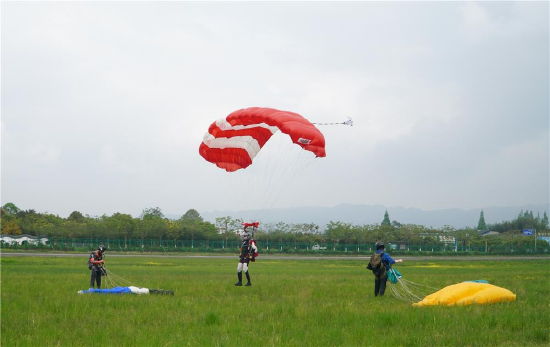 4月7日，重庆攀达高空跳伞梁平基地，跳伞教练带着游客安全着陆。