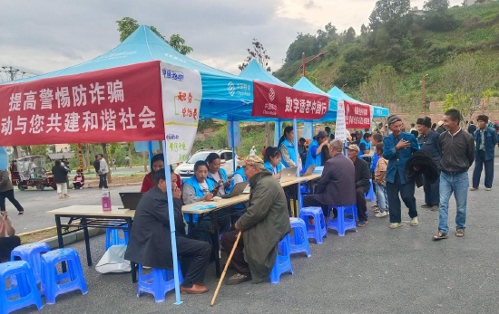 销售中心全体成员合影。云南移动宁蒗分公司 供图