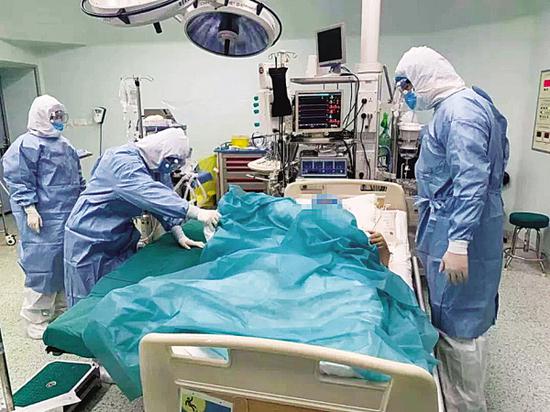 大连医生为自我隔离4天的患者做了一台救命手术