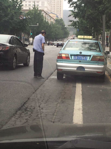 分左右,一名出租车司机在沙河口区白山路与五四路交会处附近,当街小便
