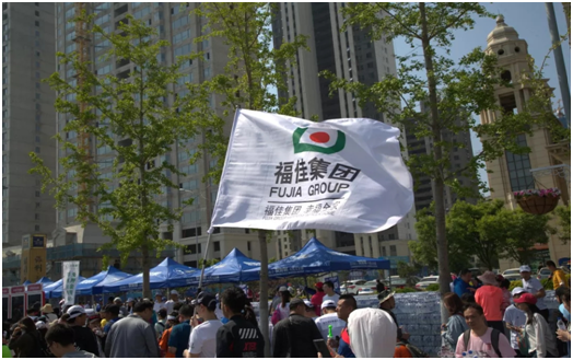 旗手高举着福佳集团的旗帜