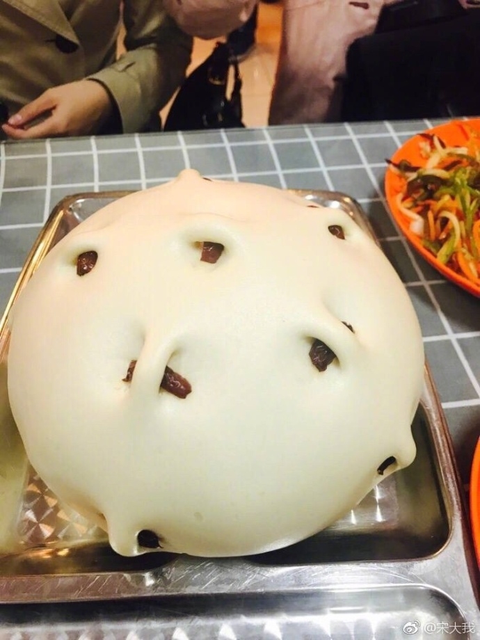 人大超级馒头plus走红 一个6块比脸还大