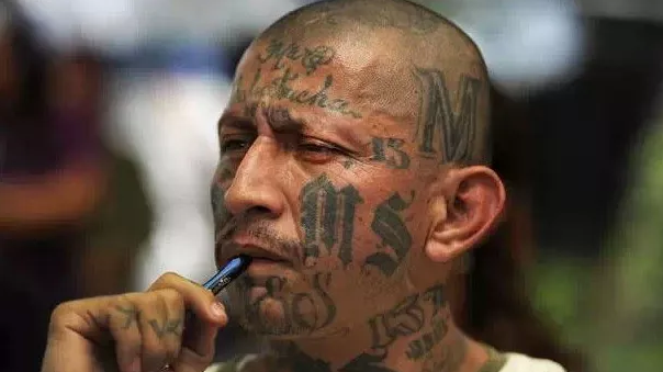 华人小心!在国外遇到有这样纹身老外,赶紧跑!