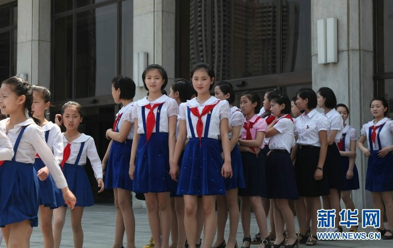 实拍朝鲜美丽的校园女生 身系红领巾清纯可人