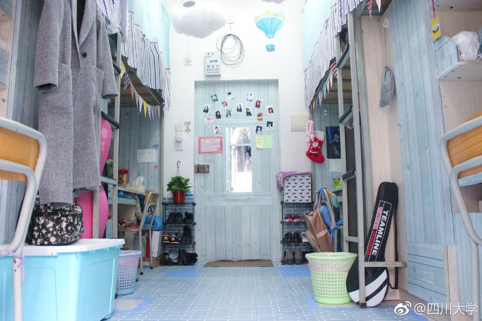 川大女生寝室走红 浪漫场景似在云端