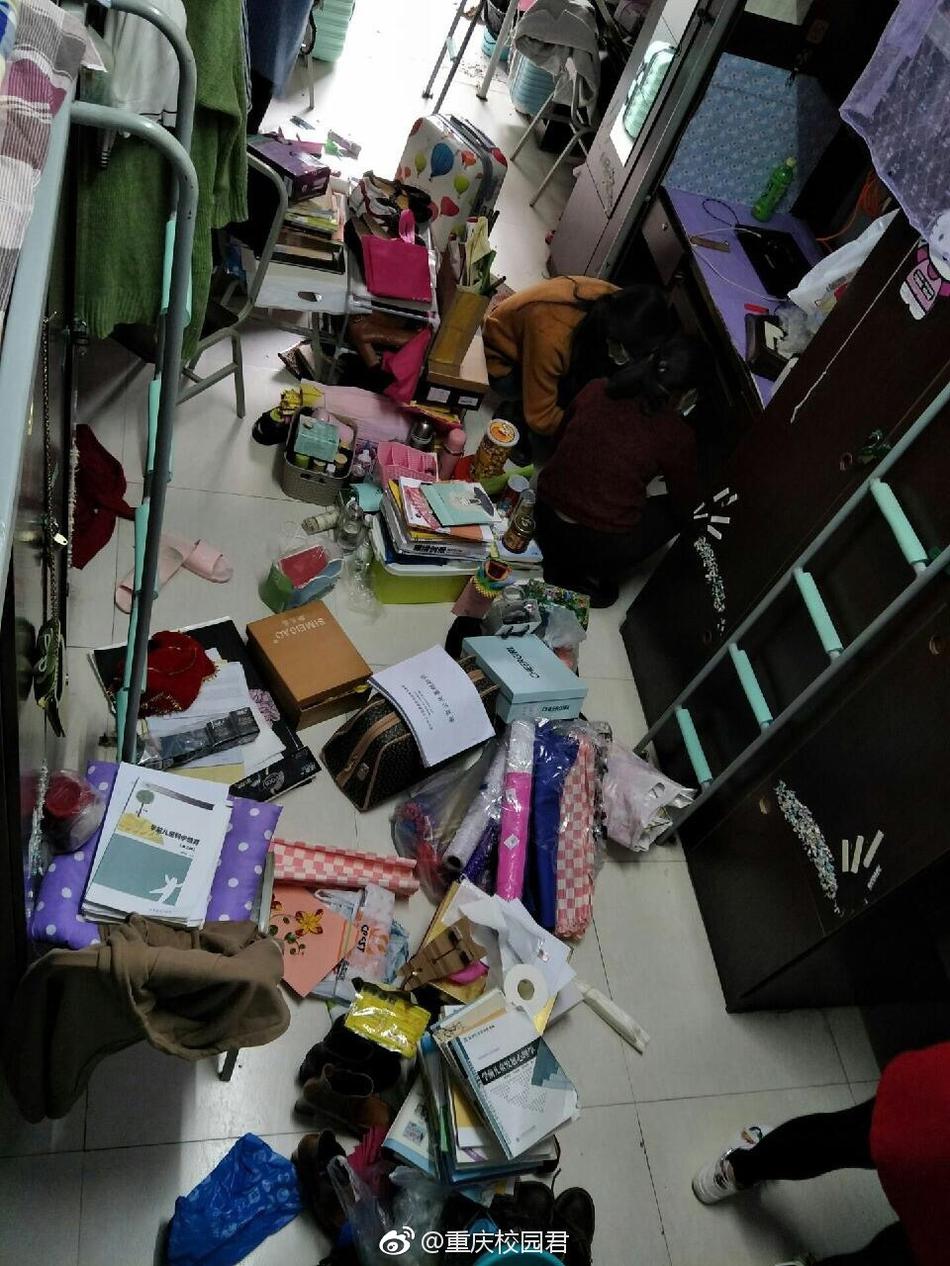 组图:慎戳!重庆高校女生寝室端掉一老鼠窝